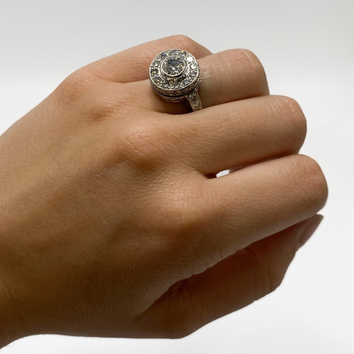 Bague Entourage en or blanc et diamants - Castafiore