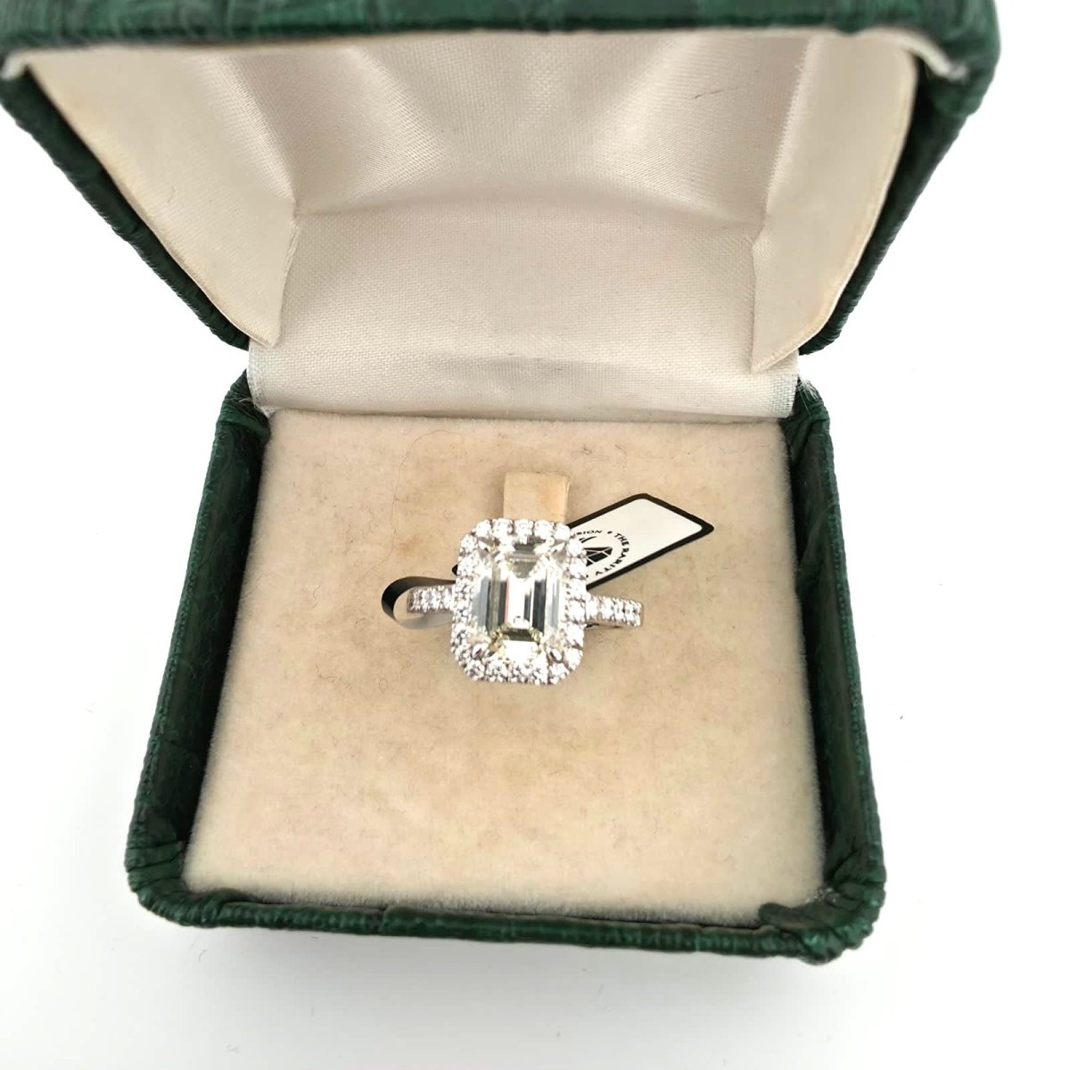 Bague Entourage en or blanc et diamants - Castafiore
