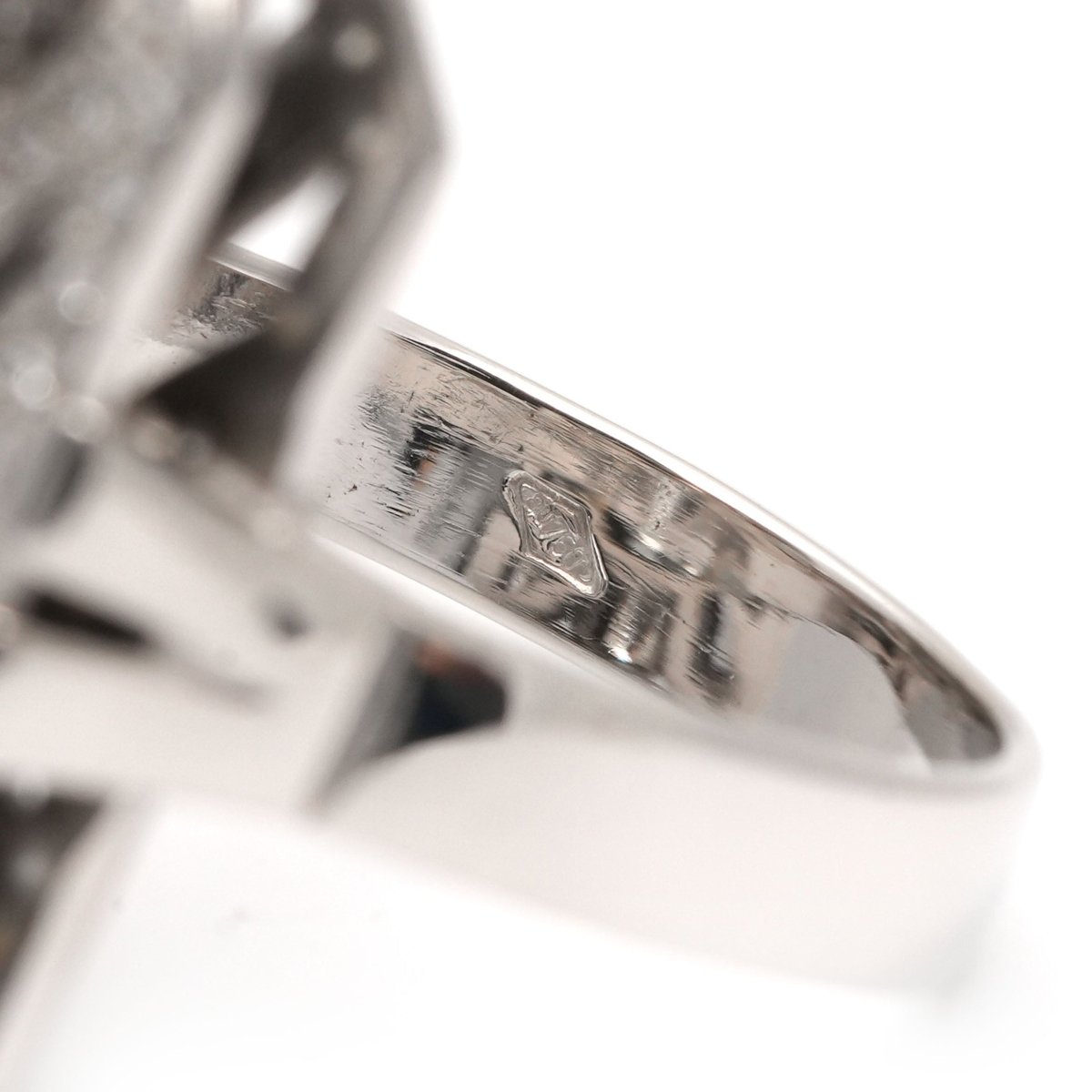 Bague Entourage en or blanc et diamants - Castafiore
