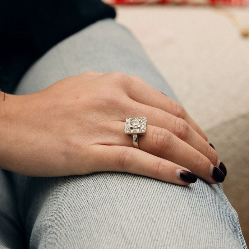 Bague Entourage en or blanc et diamants - Castafiore
