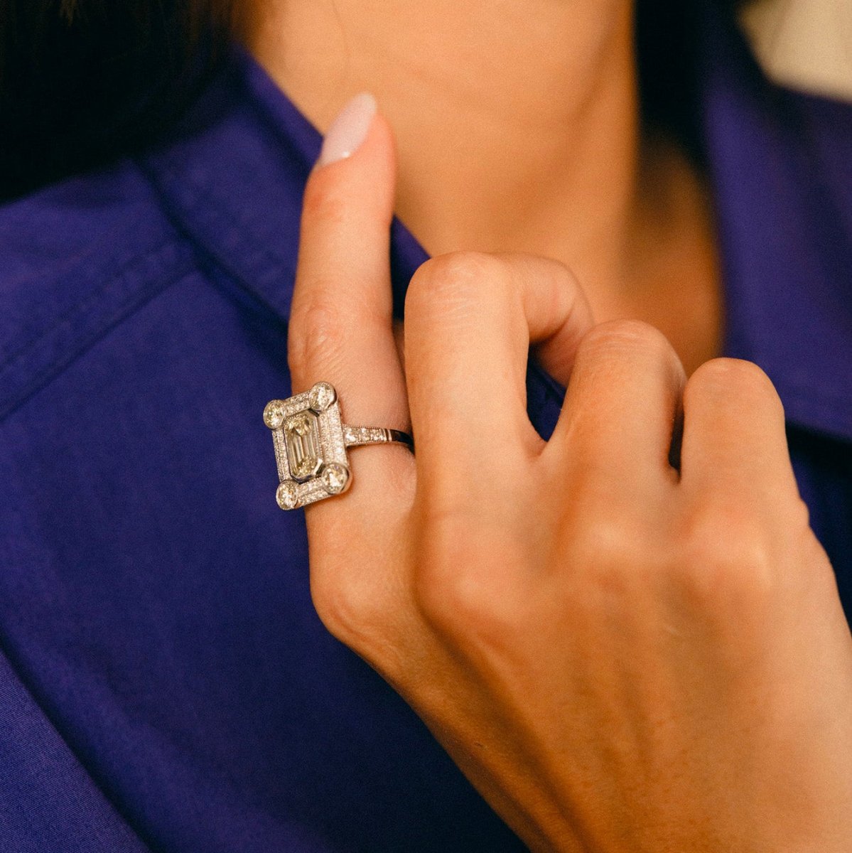 Bague Entourage en or blanc et diamants - Castafiore