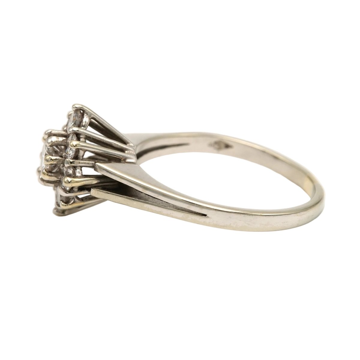 Bague Entourage en or blanc et diamants - Castafiore
