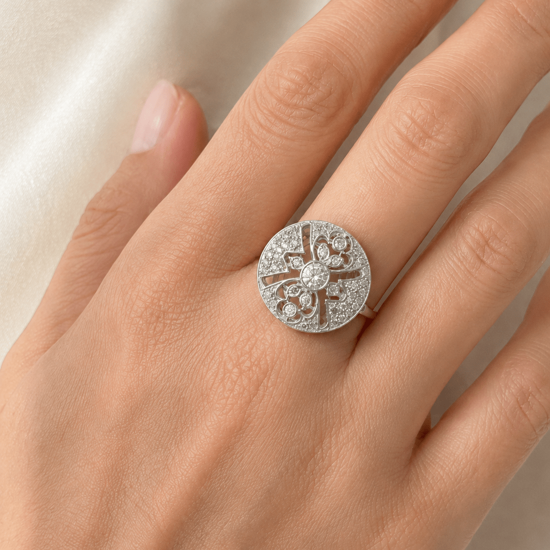 Bague Entourage en or blanc et diamants - Castafiore