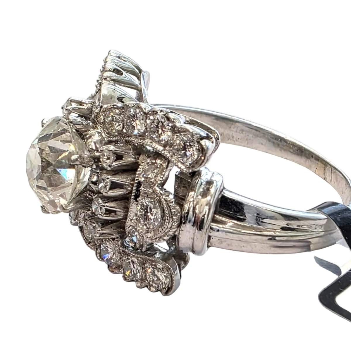 Bague Entourage en or blanc et diamants - Castafiore