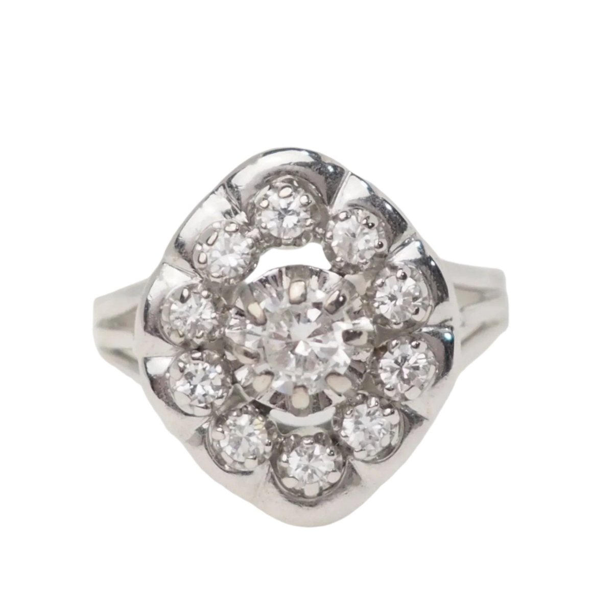 Bague entourage en or blanc et diamants - Castafiore