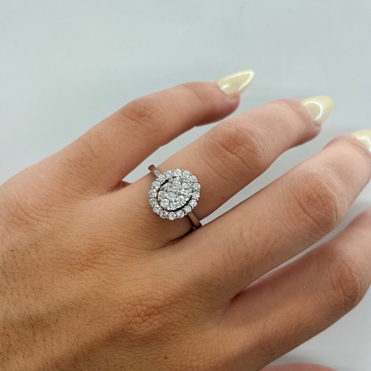 Bague Entourage en or blanc et diamants - Castafiore