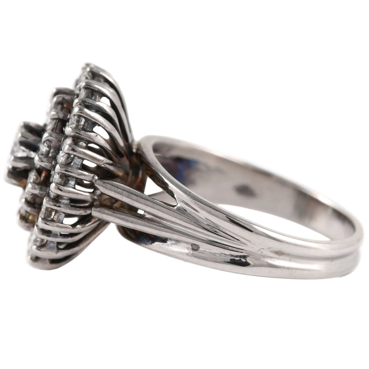 Bague Entourage en or blanc et diamants - Castafiore