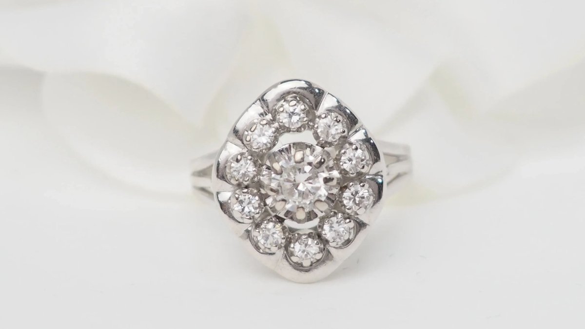 Bague entourage en or blanc et diamants - Castafiore