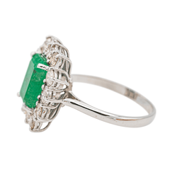 Bague Entourage en or blanc et émeraude - Castafiore