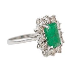 Bague Entourage en or blanc et émeraude - Castafiore