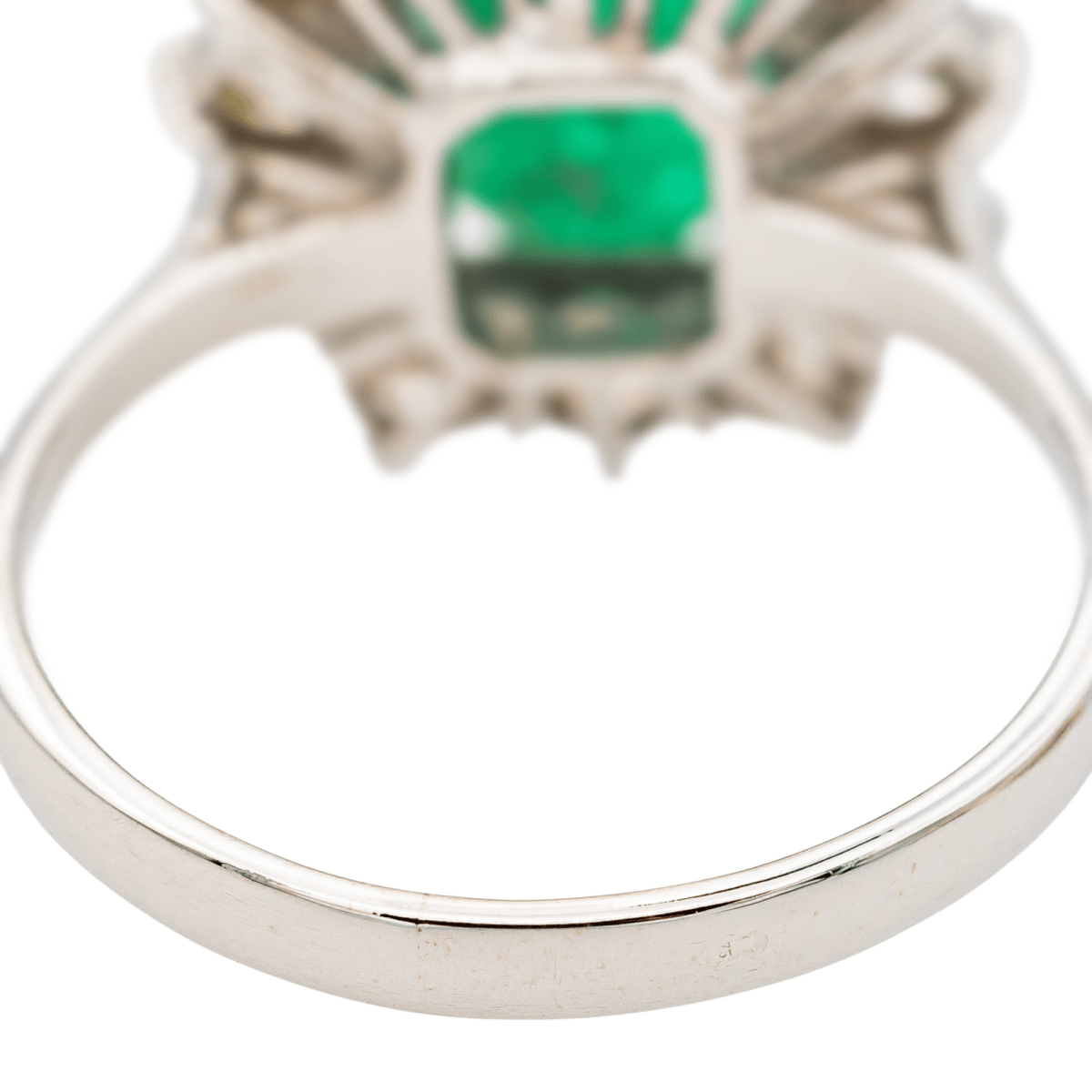 Bague Entourage en or blanc et émeraude - Castafiore