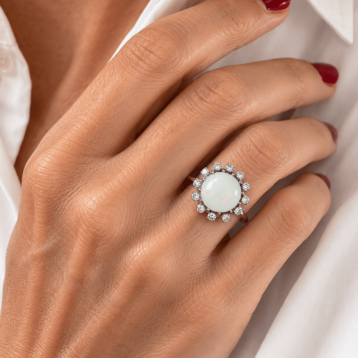 Bague Entourage en or blanc, opale et diamants - Castafiore