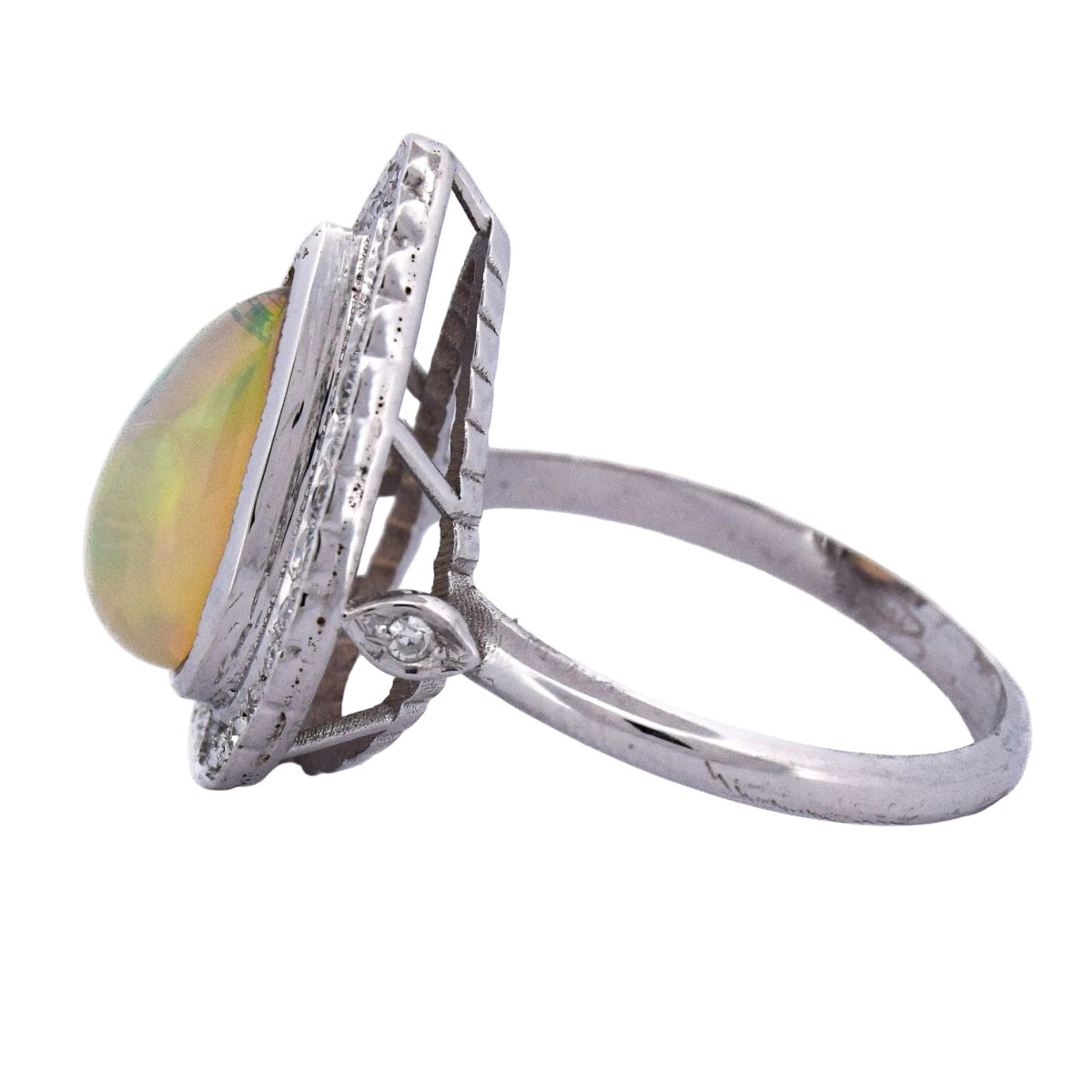 Bague Entourage en or blanc, opale et diamants - Castafiore