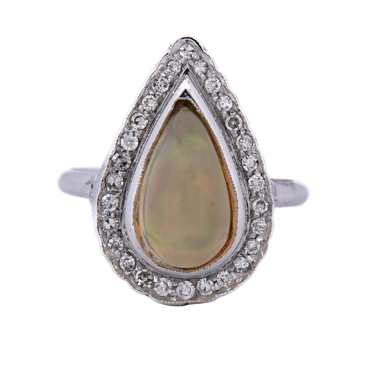 Bague Entourage en or blanc, opale et diamants - Castafiore