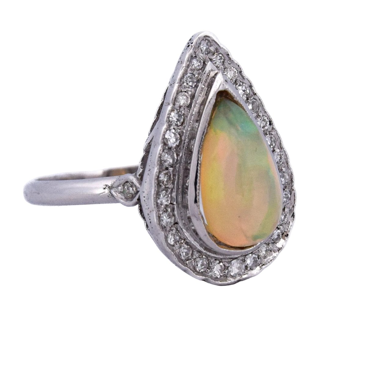Bague Entourage en or blanc, opale et diamants - Castafiore