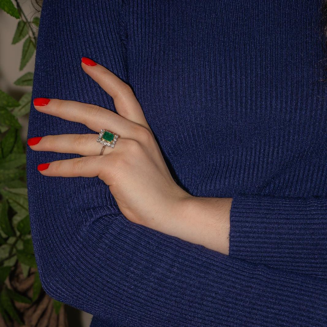 Bague Entourage en or blanc, or jaune, émeraude et diamants - Castafiore