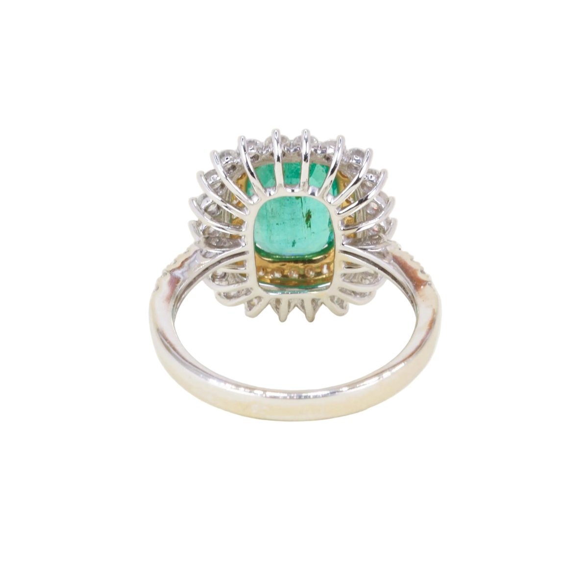 Bague Entourage en or blanc, or jaune, émeraude et diamants - Castafiore