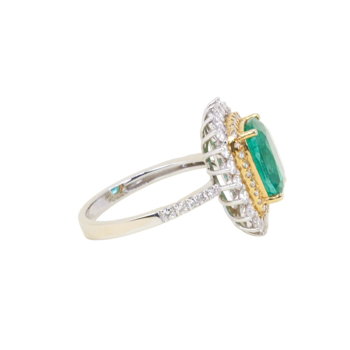 Bague Entourage en or blanc, or jaune, émeraude et diamants - Castafiore
