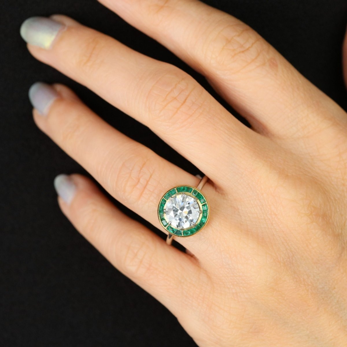 Bague Entourage en or blanc, or jaune, émeraudes et diamants - Castafiore