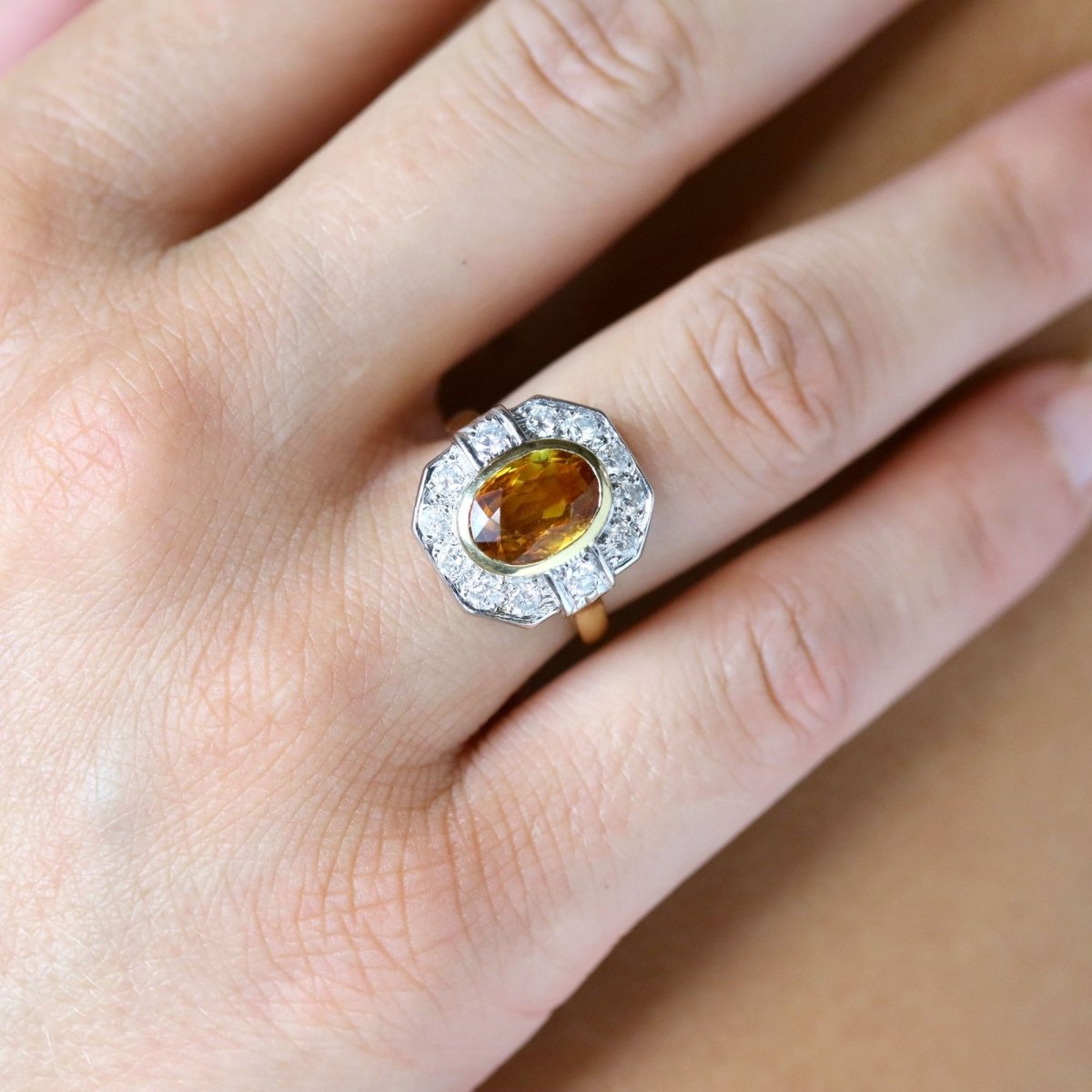 Bague Entourage en or blanc, or jaune, saphir et diamants - Castafiore