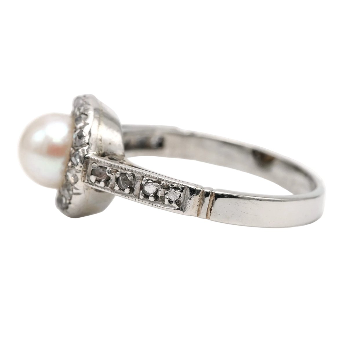 Bague Entourage en or blanc, perle et diamants - Castafiore