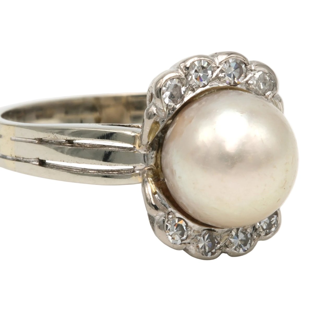 Bague Entourage en or blanc, perle et diamants - Castafiore