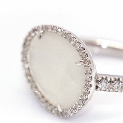 Bague Entourage en or blanc, pierre de lune et diamants - Castafiore