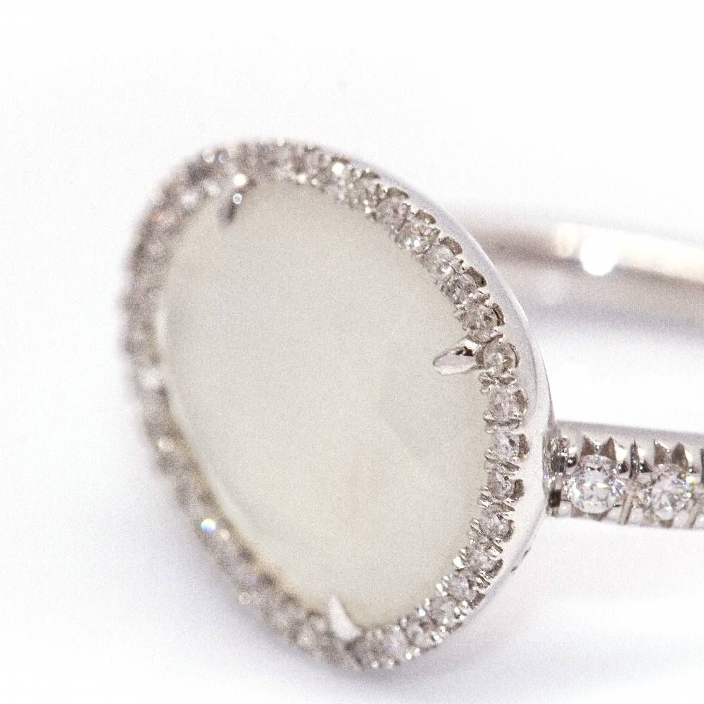 Bague Entourage en or blanc, pierre de lune et diamants - Castafiore