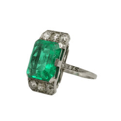 Bague Entourage en or blanc, platine, émeraude et diamants - Castafiore