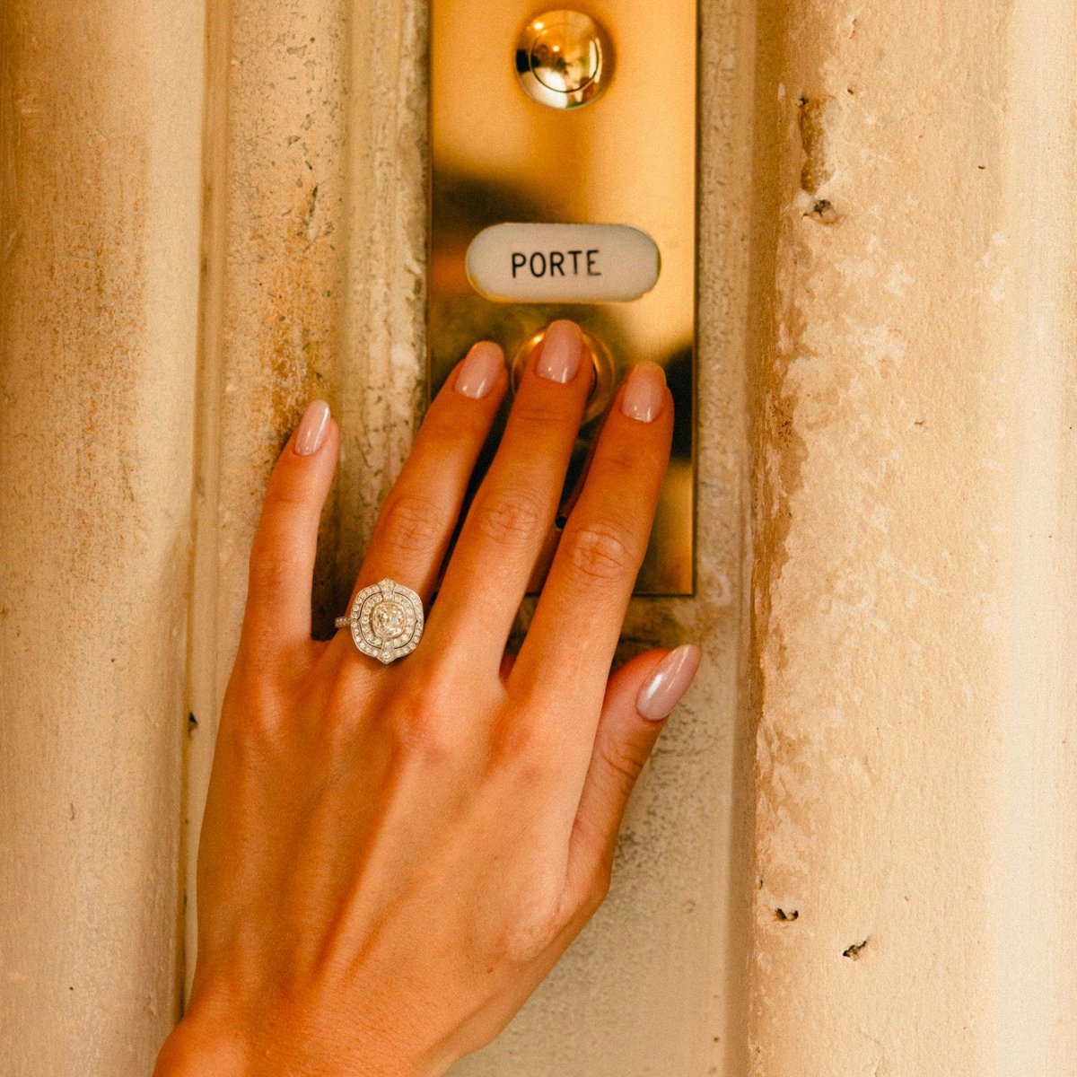 Bague Entourage en or blanc, platine et diamants - Castafiore