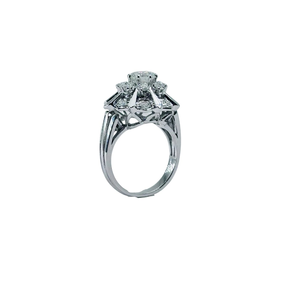Bague Entourage en or blanc, platine et diamants - Castafiore