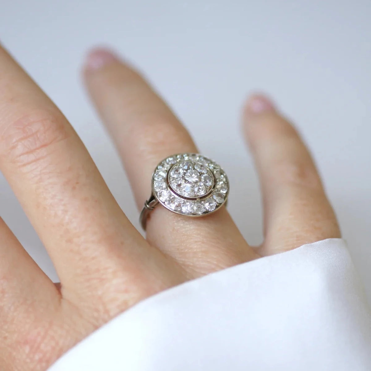 Bague Entourage en or blanc, platine et diamants - Castafiore