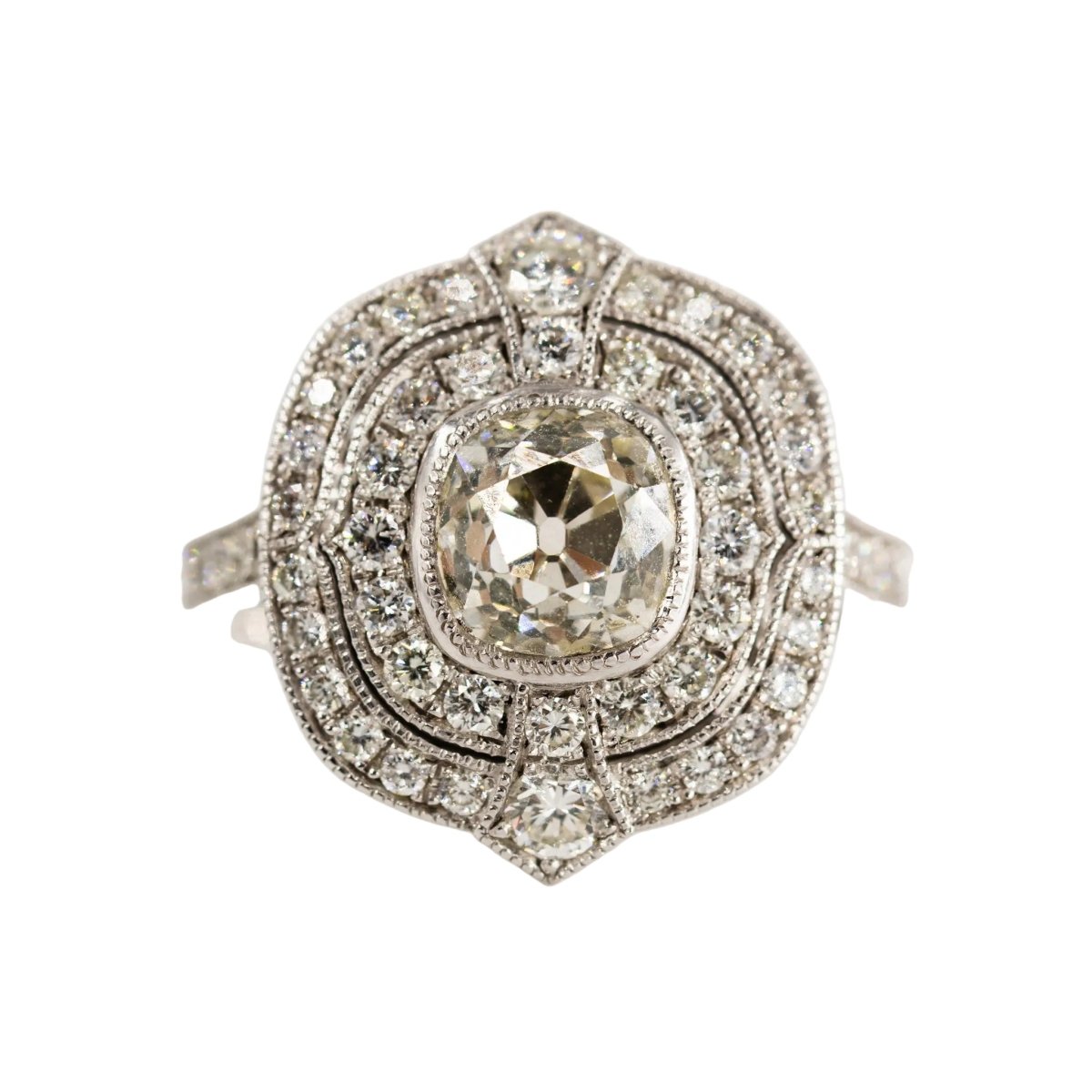 Bague Entourage en or blanc, platine et diamants - Castafiore