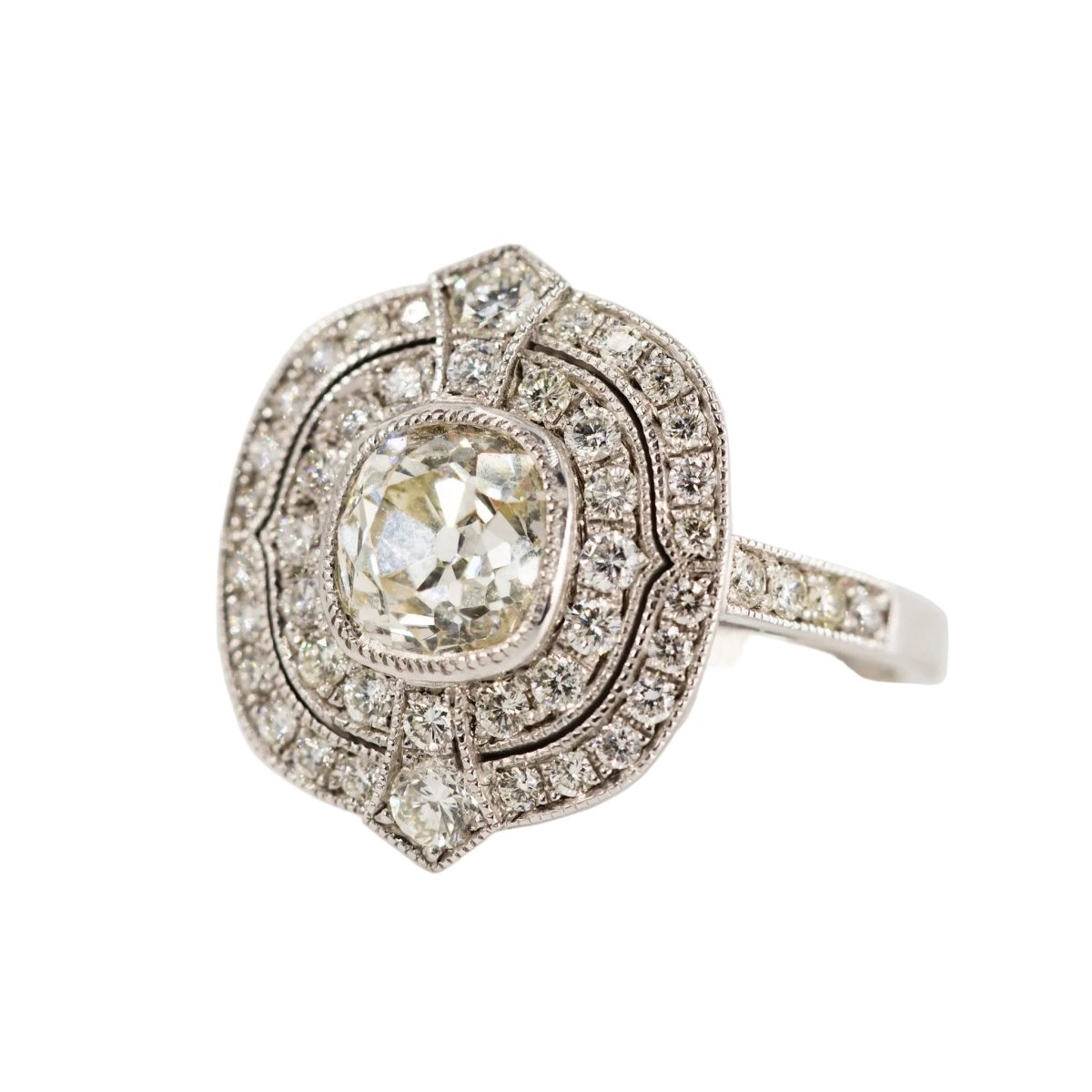 Bague Entourage en or blanc, platine et diamants - Castafiore