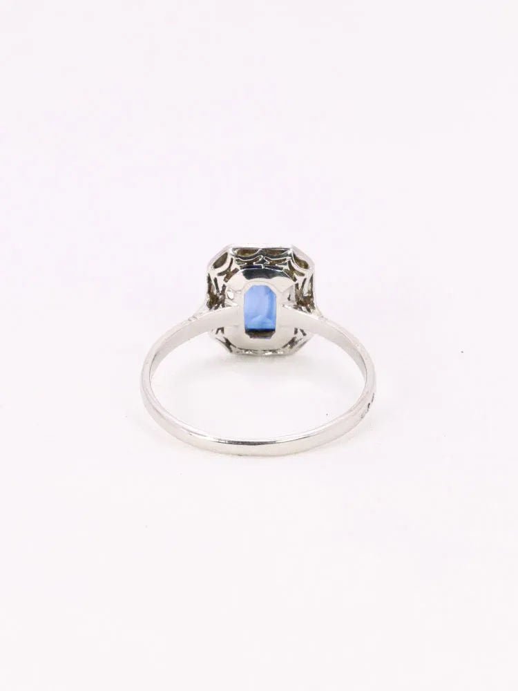 Bague Entourage en or blanc, platine, pierre bleue et diamants - Castafiore