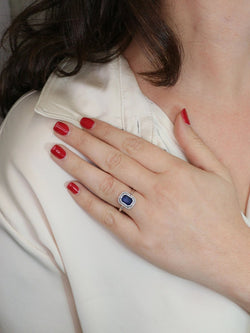 Bague Entourage en or blanc, platine, pierre bleue et diamants - Castafiore