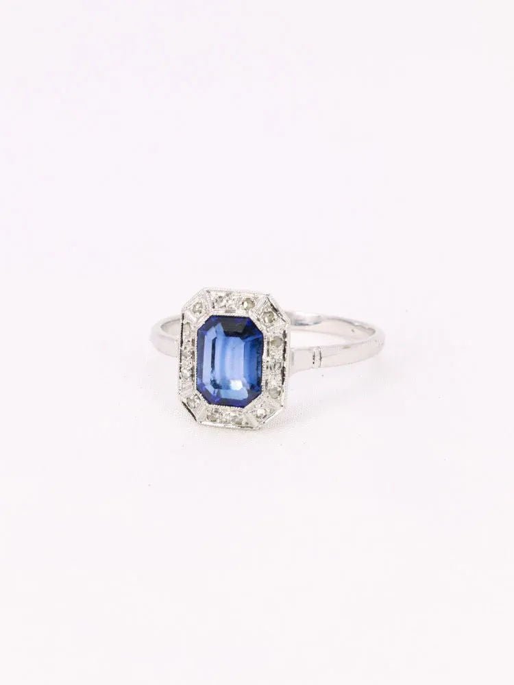 Bague Entourage en or blanc, platine, pierre bleue et diamants - Castafiore