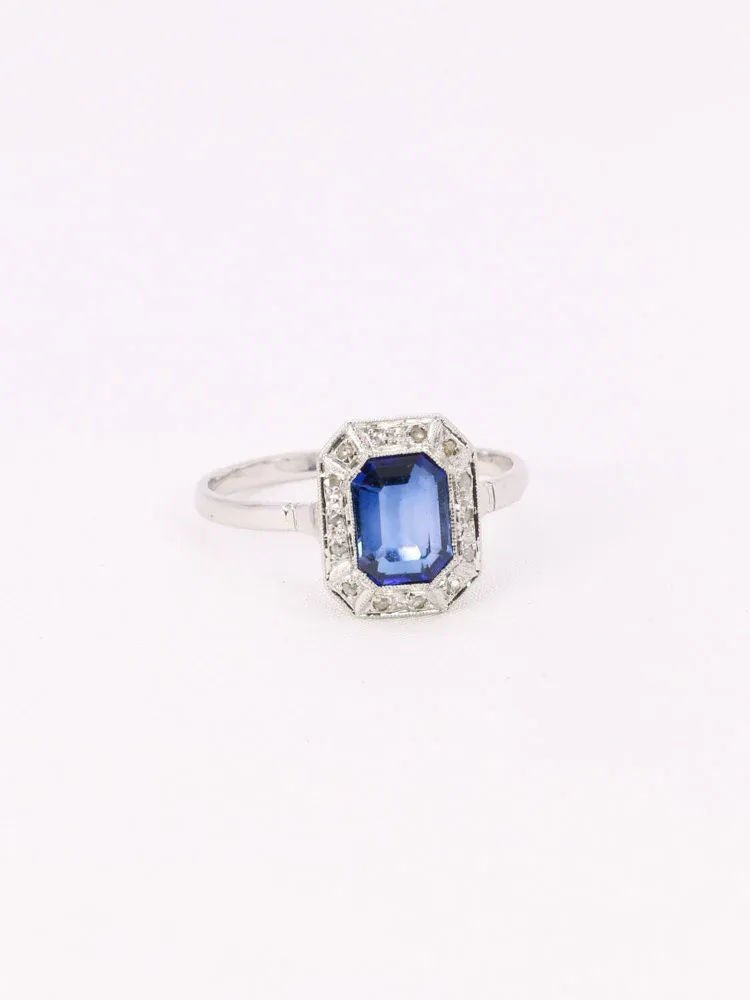Bague Entourage en or blanc, platine, pierre bleue et diamants - Castafiore