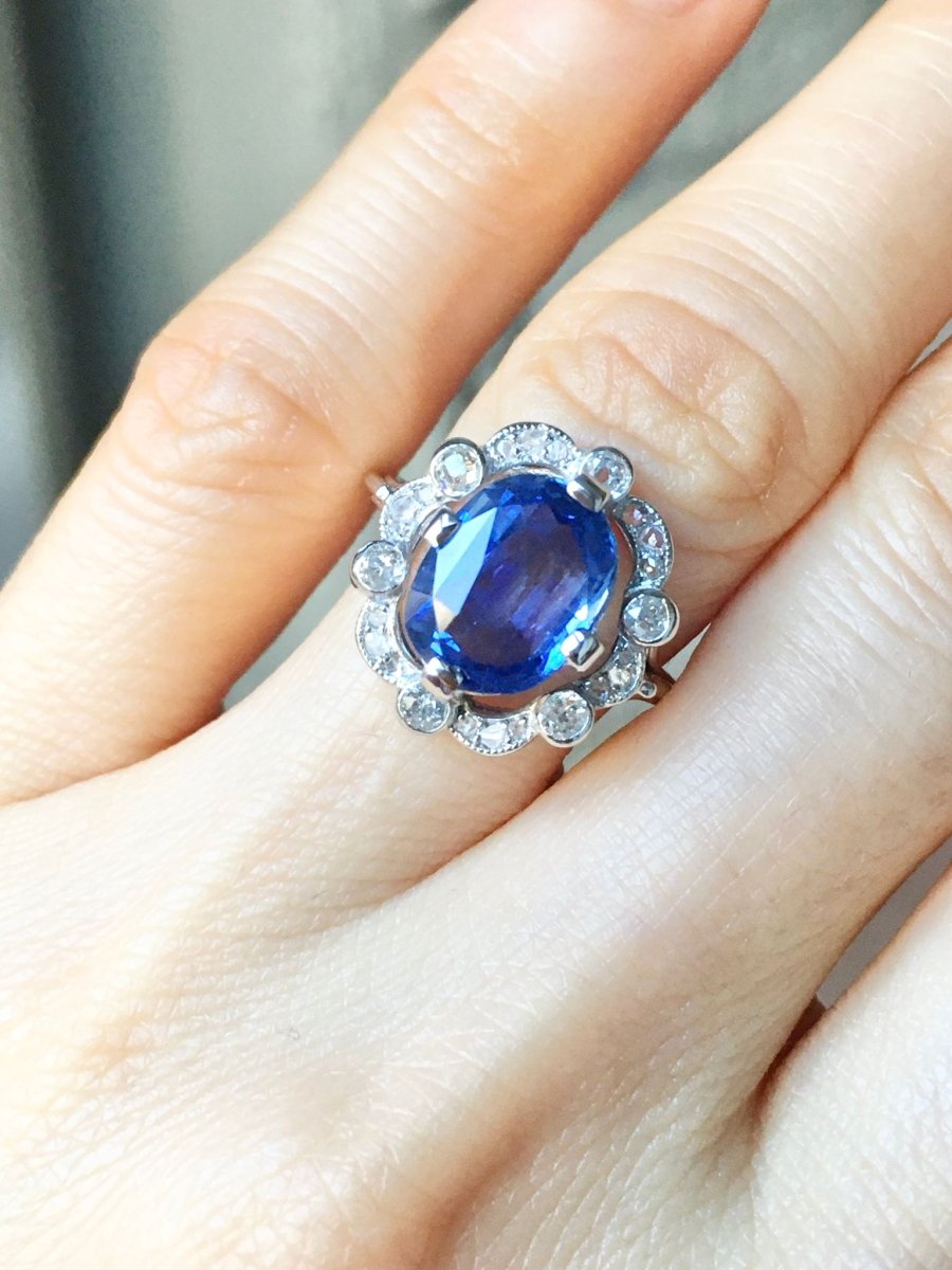 Bague Entourage en or blanc, platine, saphir et diamants - Castafiore