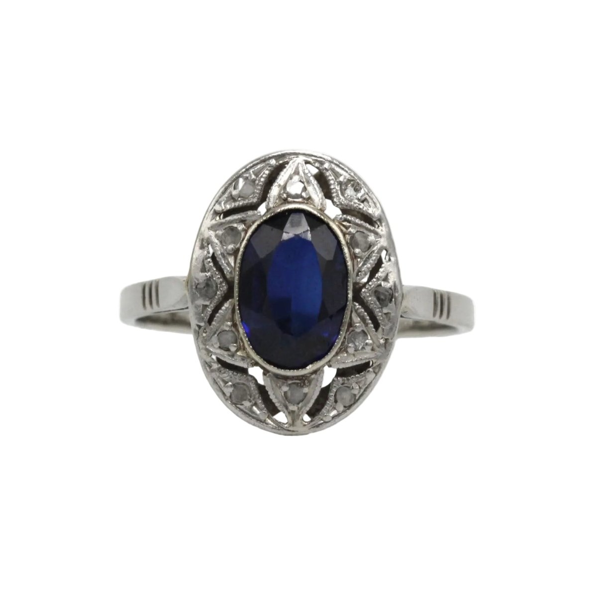 Bague Entourage en or blanc, platine, saphir et diamants - Castafiore
