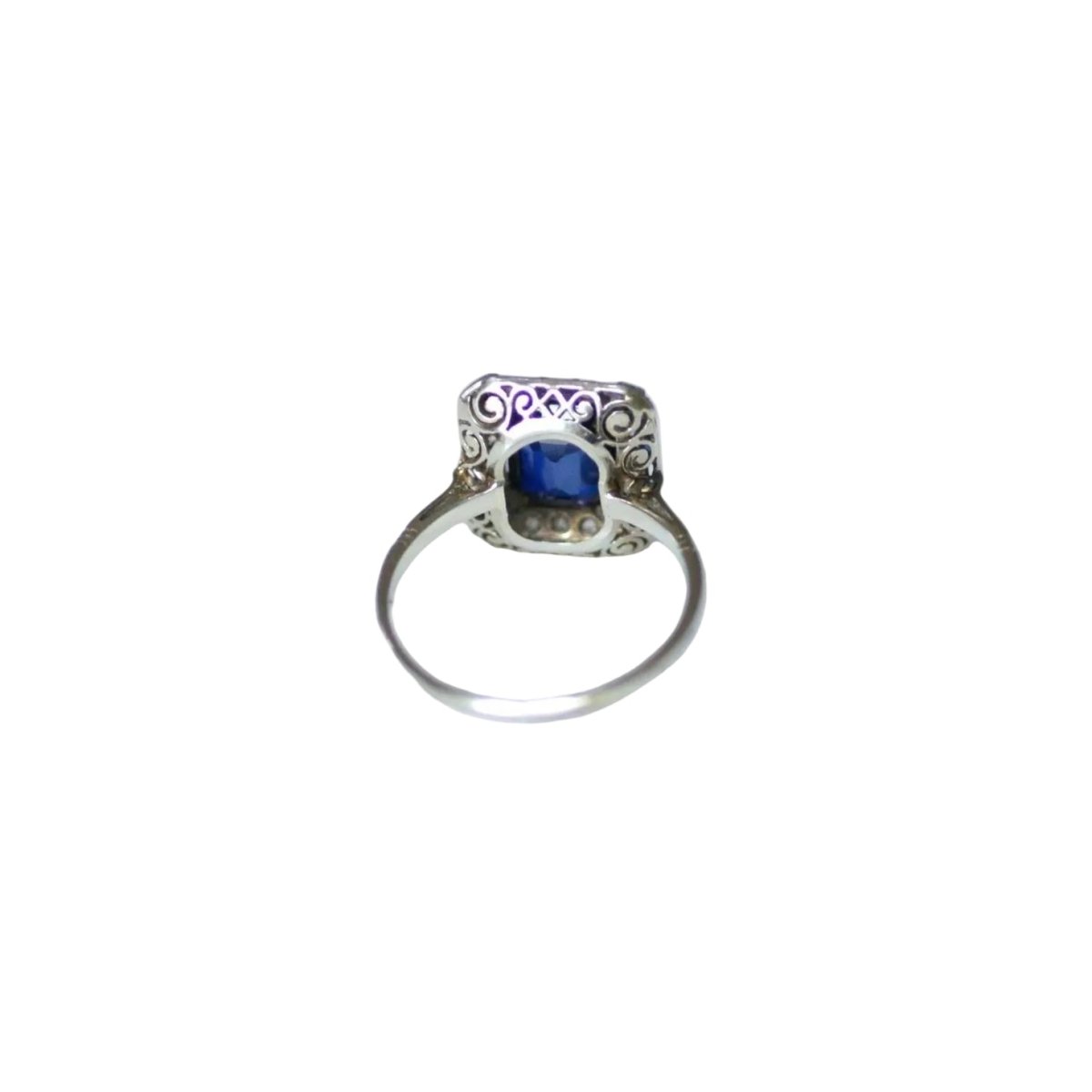 Bague Entourage en or blanc, platine, saphir et diamants - Castafiore