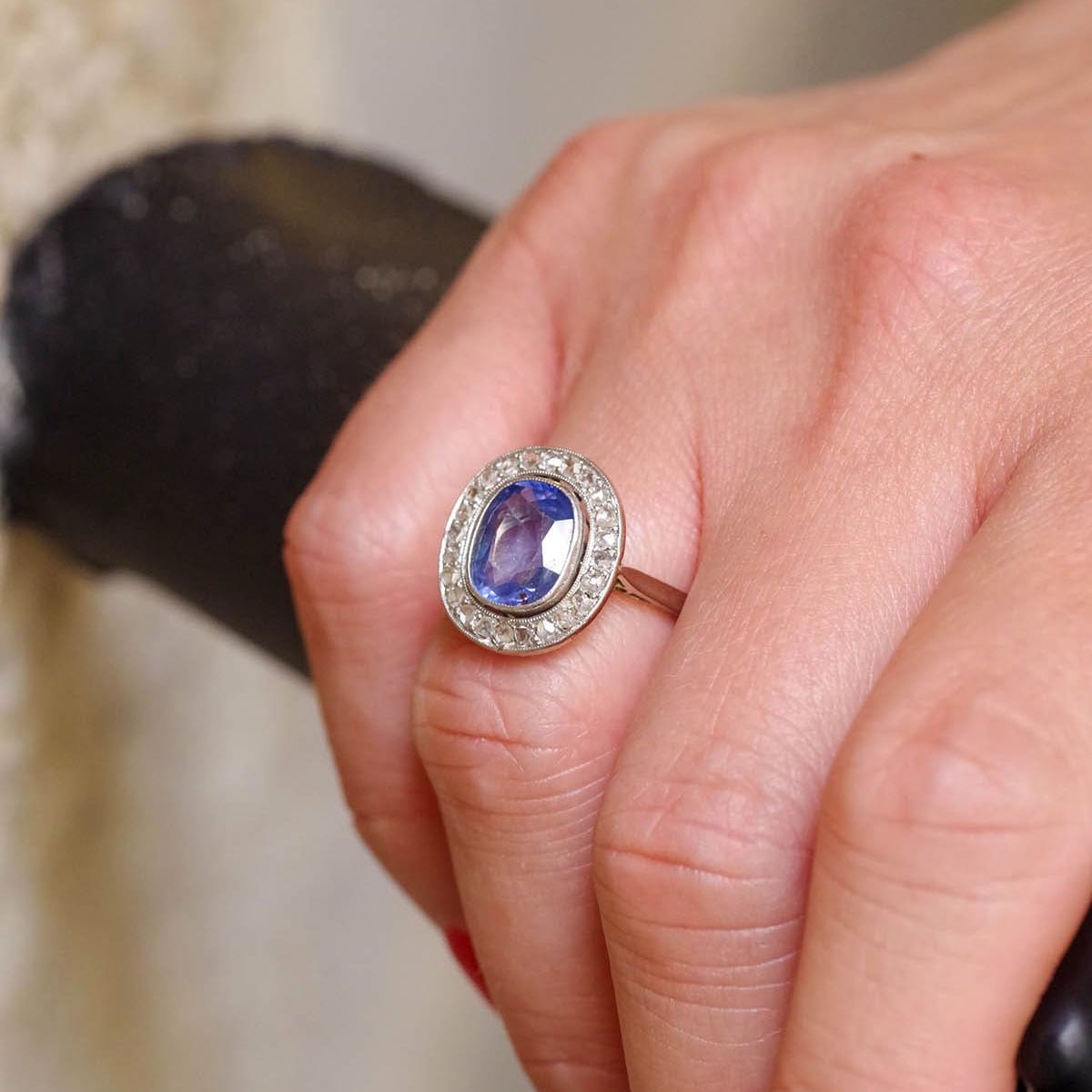 Bague Entourage en or blanc, platine, saphir et diamants - Castafiore