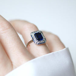 Bague Entourage en or blanc, platine, saphir et diamants - Castafiore