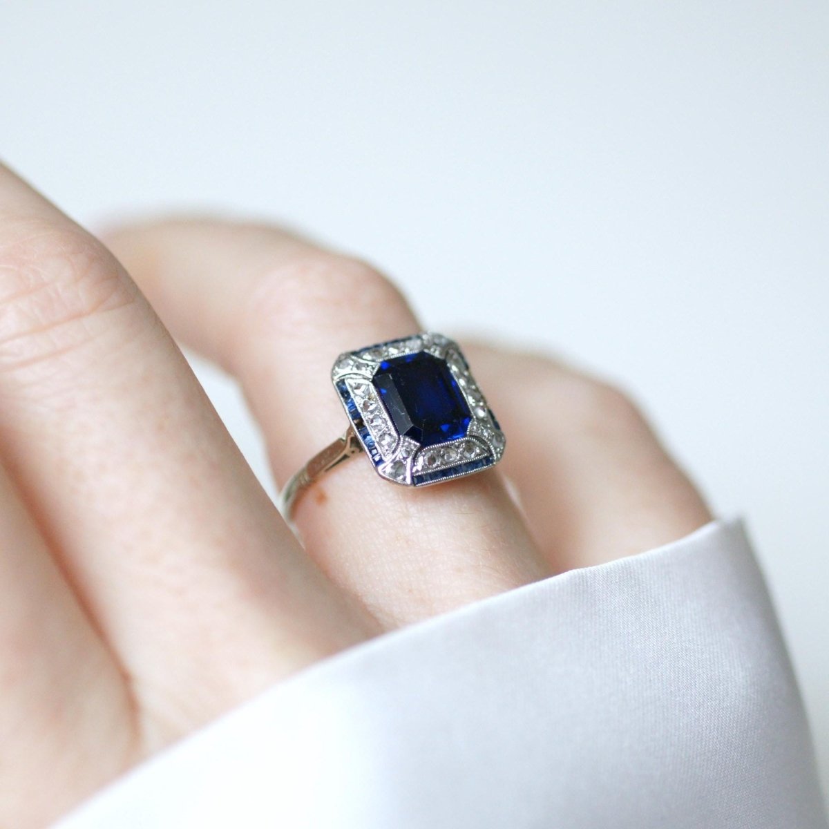 Bague Entourage en or blanc, platine, saphir et diamants - Castafiore