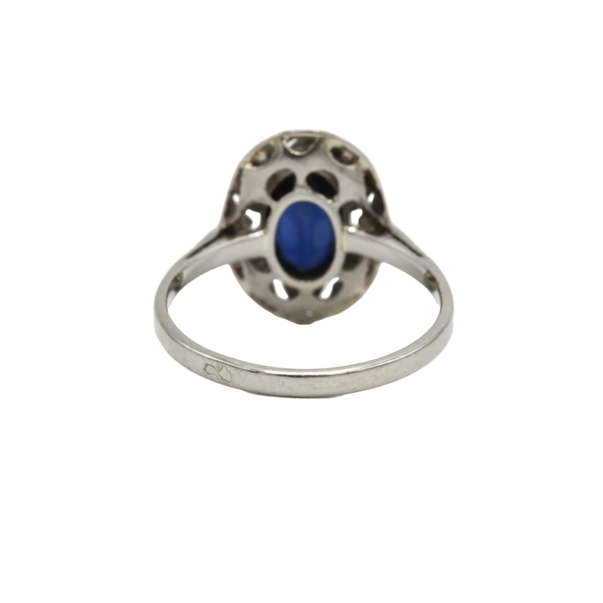 Bague Entourage en or blanc, platine, saphir et diamants - Castafiore