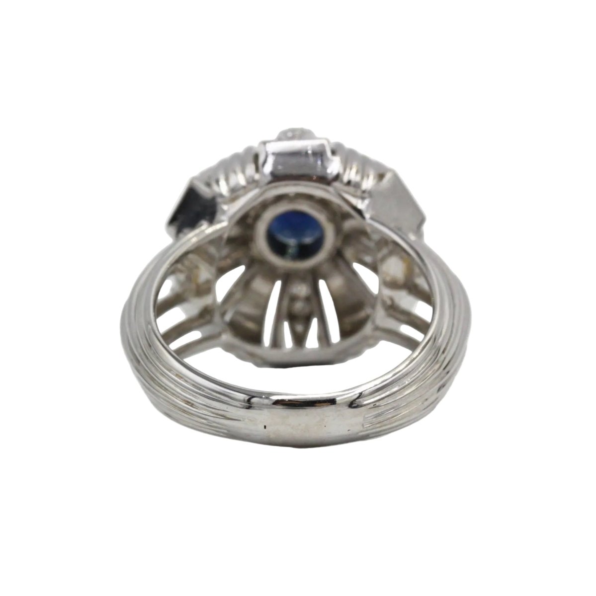 Bague Entourage en or blanc, platine, saphir et diamants - Castafiore