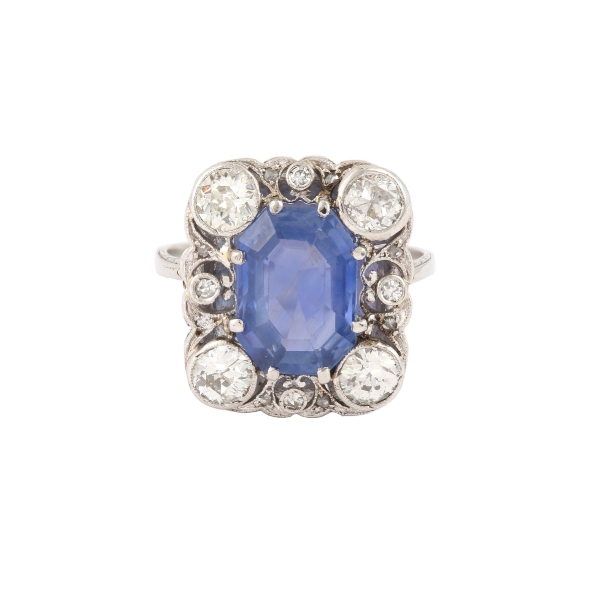 Bague Entourage en or blanc, platine, saphir et diamants - Castafiore