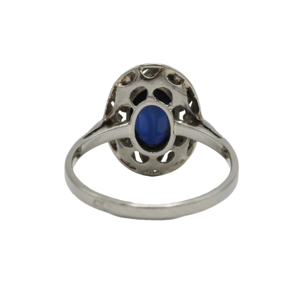 Bague Entourage en or blanc, platine, saphir et diamants - Castafiore