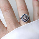 Bague Entourage en or blanc, platine, saphirs et diamants - Castafiore