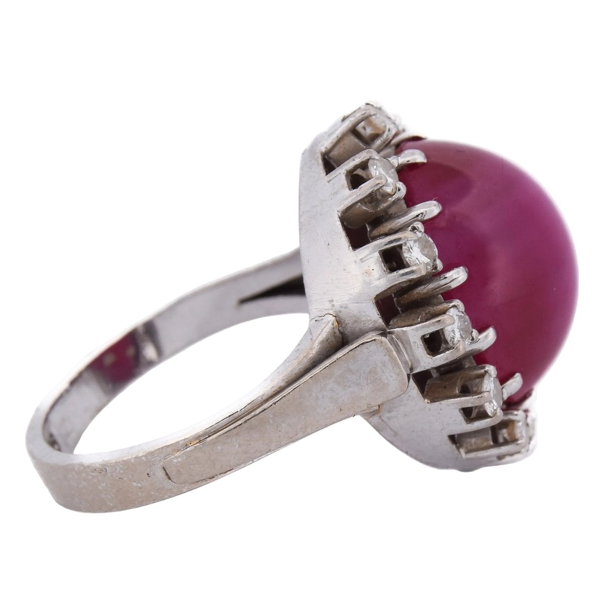 Bague Entourage en or blanc, rubis et diamants - Castafiore